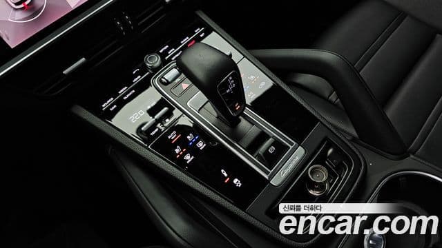 Porsche Cayenne (PO536), 2023 9