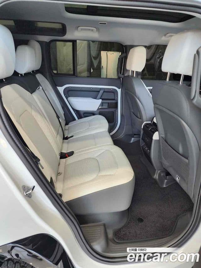 Land Rover Defender (L663) 110 D250 X-Dynamic SE, 2025 8