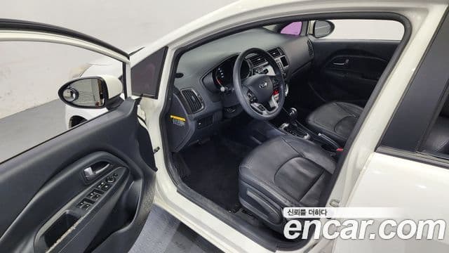 Kia All New Pride Luxury, 2013 10