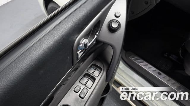 KG모빌리티(SsangYong) Korando 투리스모 4WD 9인승 Adventure 60th Edition, 2015 17