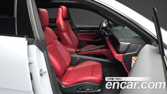 Porsche Macan EV 4S, 2025 11