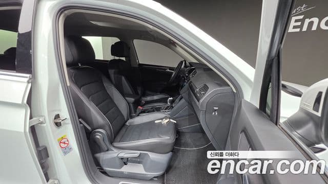 Volkswagen Tiguan 2세대 Premium, 2023 10