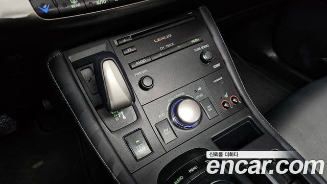 Lexus CT200h ZWA10, 2016 9