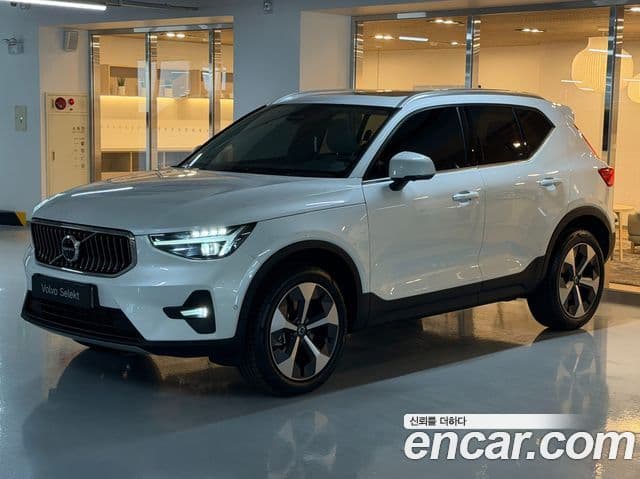 Volvo XC40 B4 Ultra Bright, 2025 1