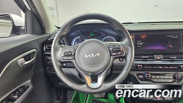 Kia Niro Plus Air (таксомоторный тип), 2024 13