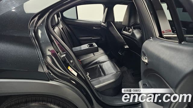 Lexus UX250h, 2019 12