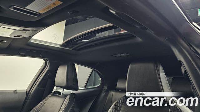 Lexus UX250h, 2019 19