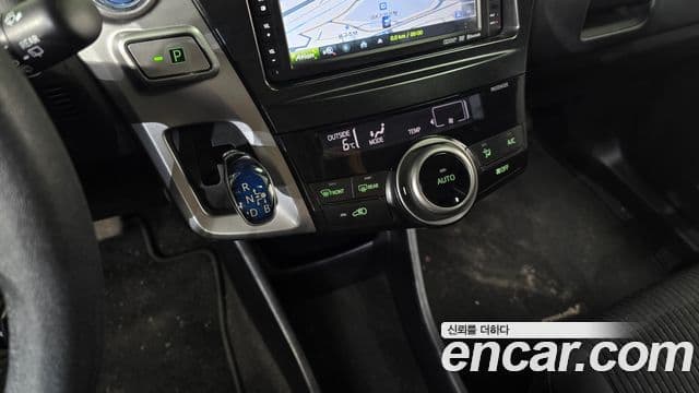 Toyota 프리우스 V, 2015 9