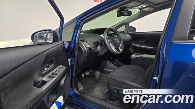 Toyota 프리우스 V, 2015 10