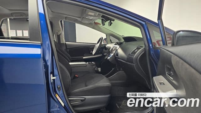 Toyota 프리우스 V, 2015 11