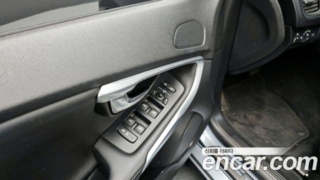 Volvo V40 2세대, 2018 18