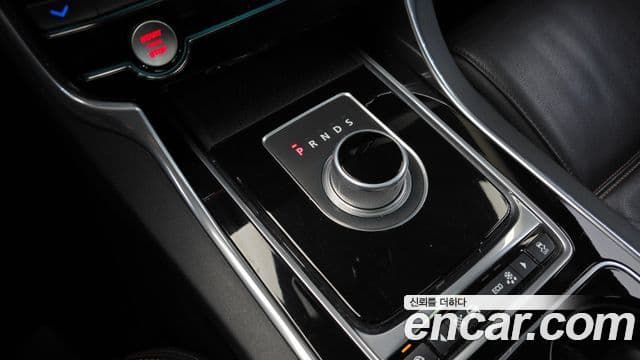 Jaguar XE Prestige, 2016 9