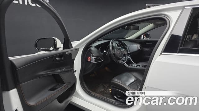 Jaguar XE Prestige, 2016 10