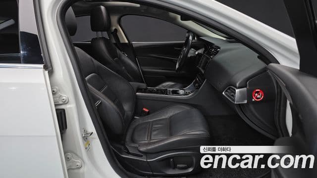 Jaguar XE Prestige, 2016 11