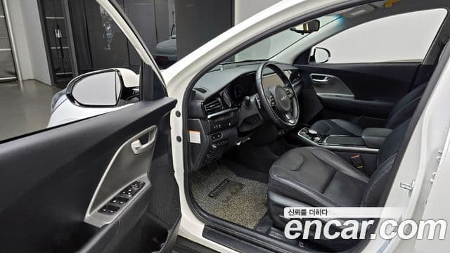 Kia Niro Plus Light (таксомоторный тип), 2023 11