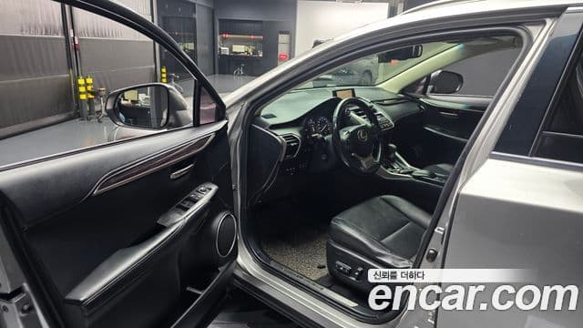 Lexus NX300h Executive, 2016 10