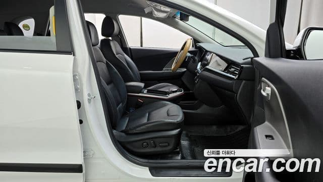 Kia Niro Plus Air (таксомоторный тип), 2023 10