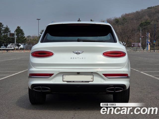 Bentley Bentayga 4.0 V8 Azure, 2023 4