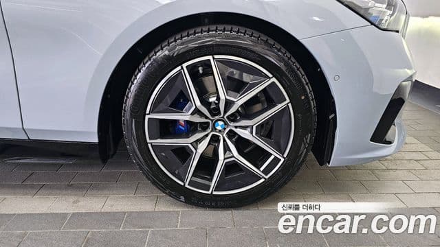 BMW 5시리즈 (G60) 523d M Sport, 2025 все фото