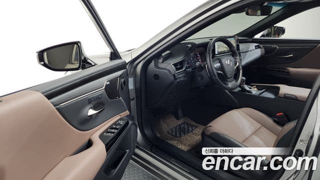 Lexus ES300h 7세대 Executive, 2025 10