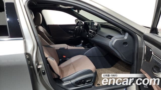 Lexus ES300h 7세대 Executive, 2025 12