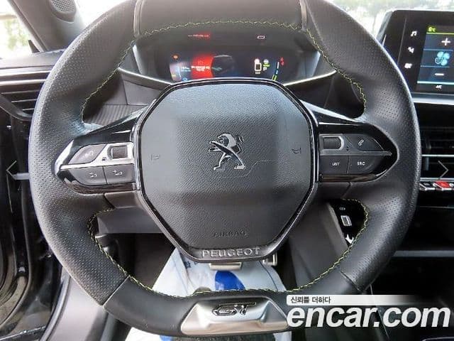 Peugeot e-2008 2세대 EV GT, 2021 8