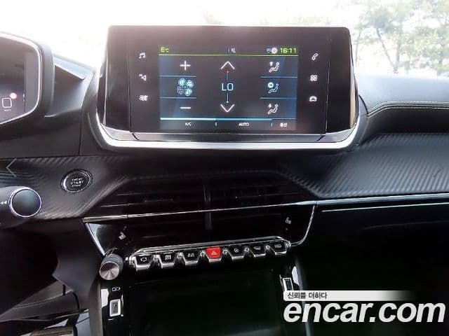 Peugeot e-2008 2세대 EV GT, 2021 13