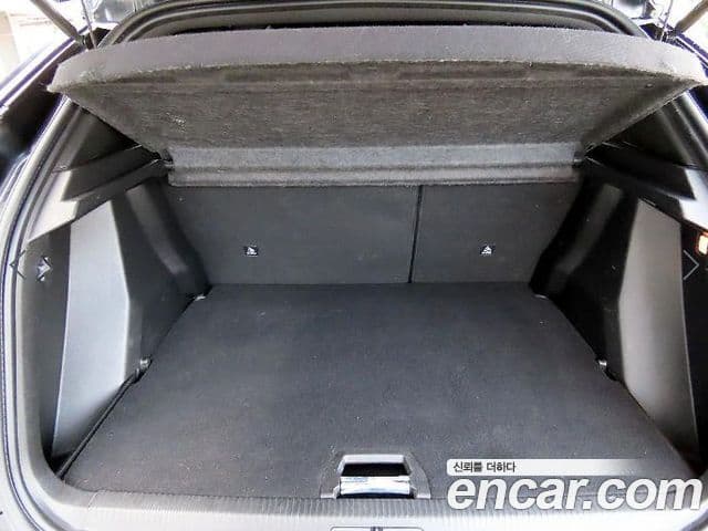 Peugeot e-2008 2세대 EV GT, 2021 17