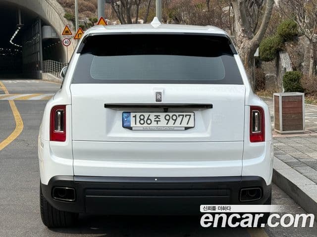 Rolls-Royce Cullinan 6.7 V12 чёрный эмблема, badge, 2023 4