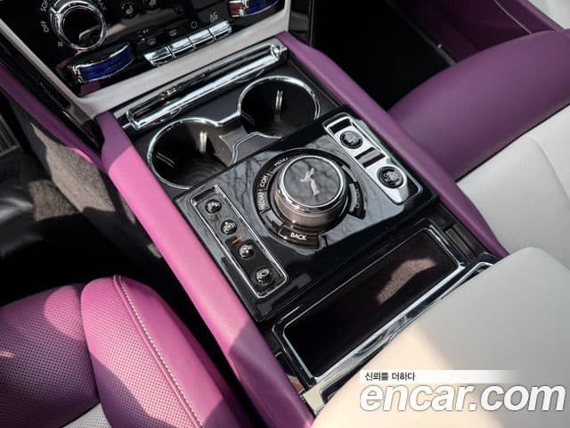 Rolls-Royce Cullinan 6.7 V12 чёрный эмблема, badge, 2023 9