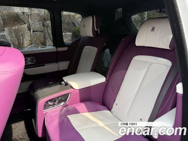 Rolls-Royce Cullinan 6.7 V12 чёрный эмблема, badge, 2023 10