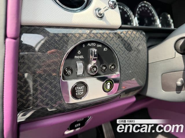 Rolls-Royce Cullinan 6.7 V12 чёрный эмблема, badge, 2023 13