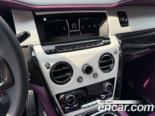 Rolls-Royce Cullinan 6.7 V12 чёрный эмблема, badge, 2023 15