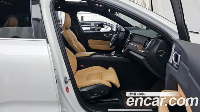 Volvo XC60 2세대 T8 Ultra Bright, 2025 11