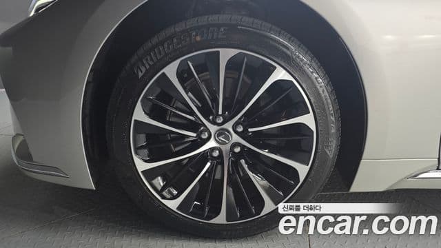 Lexus LS500h 5세대 3.5 Luxury AWD, 2023 все фото