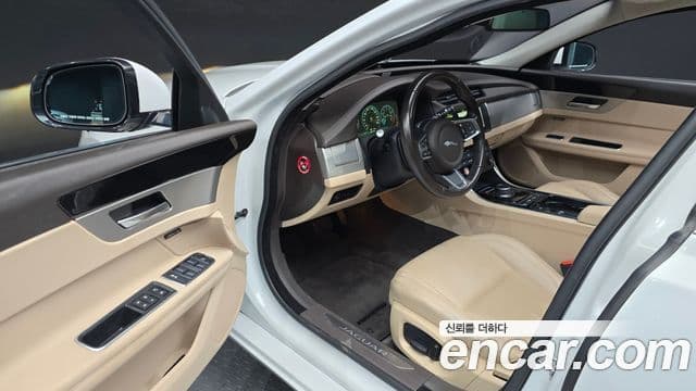 Jaguar XF (X260) Prestige, 2018 11