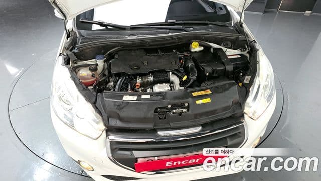 Peugeot 208 1.6 e-HDi Felline 5도어, 2016 6