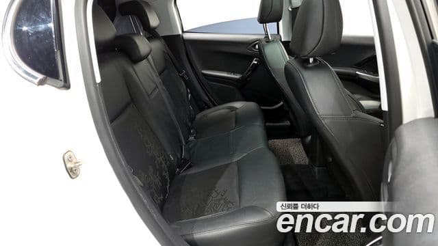 Peugeot 208 1.6 e-HDi Felline 5도어, 2016 12