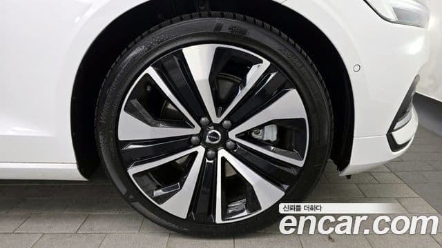 Volvo S60 3세대 B5 Ultimate Bright, 2024 все фото