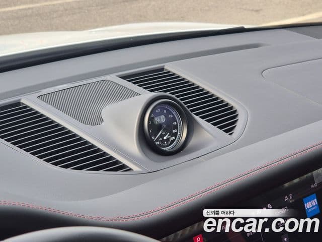 Porsche Macan 95B, 2023 13