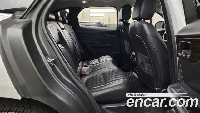 Jaguar F-PACE 20d Portfolio, 2018 12