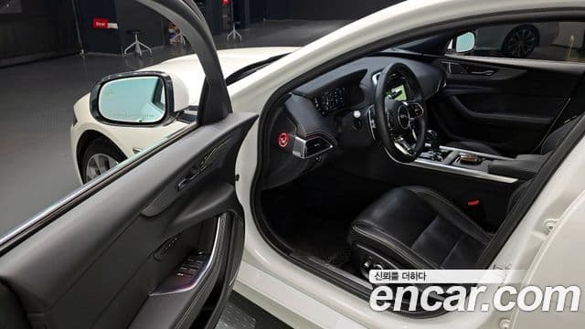 Jaguar XE P300 R-Dynamic HSE AWD, 2020 11