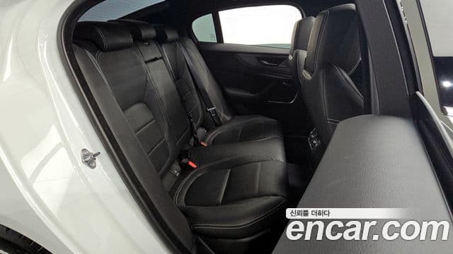 Jaguar XE P300 R-Dynamic HSE AWD, 2020 12