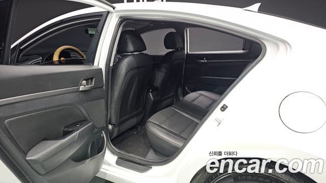 Hyundai Avante AD Style, 2018 11