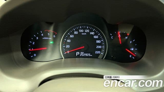 Kia Carnival R Premium, 2012 8