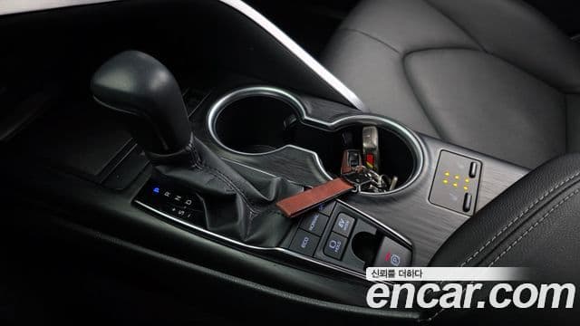 Toyota 캠리 (XV70) 2.5 XLE гибрид, 2023 9