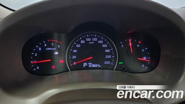 Kia Carnival R Premium, 2012 8