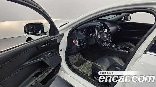 Jaguar XE Prestige, 2016 10