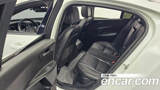 Jaguar XE Prestige, 2016 11