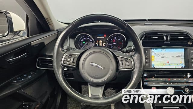 Jaguar XE Prestige, 2016 15